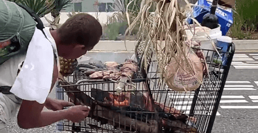 Незвичайне барбекю: чоловік перетворив візок із супермаркету на мангал (відео)