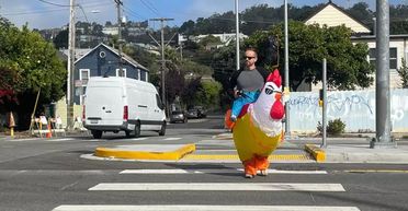 "Воно того варте": лейтенант у костюмі півня ловив на перехресті порушників ПДР (фото, відео)