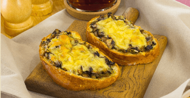 Гарячі бутерброди з грибами та сиром у духовці: простий рецепт ситного перекусу