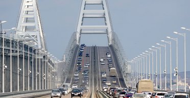 Нарастили еще 2 км: РФ усложнила защитные сооружения Крымского моста (фото)