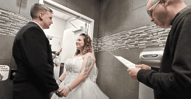 Обменялись клятвами в туалете: в США пара сыграла свадьбу на автозаправке (видео)