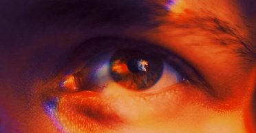 Солнечные батареи вставят в глаза: зачем ученым проводить такой эксперимент над людьми