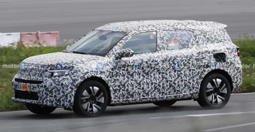 Самый дешевый электрокроссовер Opel заметили во время испытаний (фото)