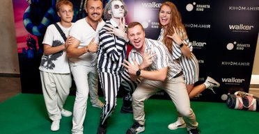 Звезды сериала "Женский доктор" пришли на премьеру фильма "Битлджюс Битлджюс" (фоторепортаж)