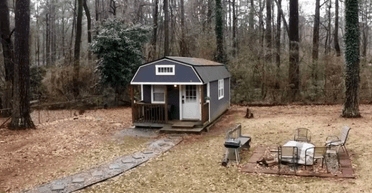 Жінка не платить за житло, побудувавши невеликий розкішний будинок на задньому дворі (відео)