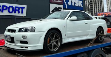 Раритет за $400 000: в Киеве заметили легендарный японский спорткар 2000-х (фото)