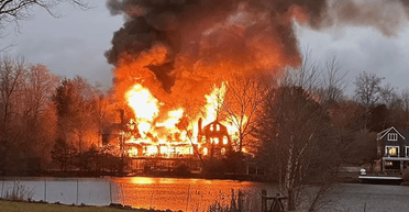 Святкова катастрофа: пожежа знищила особняк за $4 млн через індичку в гаражі (фото)