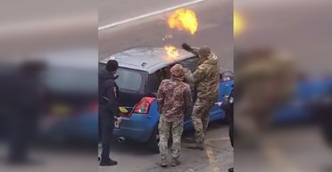 "Підпалив газ сам": у ТЦК прокоментували "викурювання" чоловіка з авто у Вишгороді (відео)