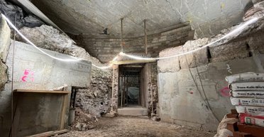 Уникальный домашний алтарь римских времен обнаружили в Кельне: сооружение сохранилось невредимым (фото)