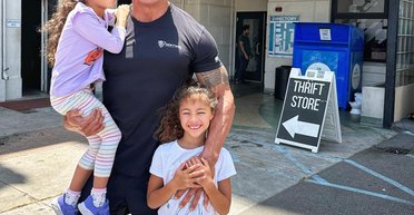 Двейн Джонсон показав, що доньки зробили з його лисиною (відео)