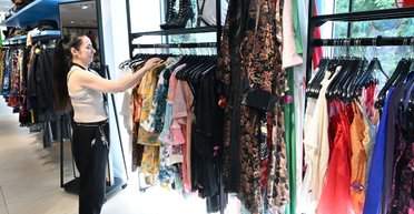 Экономия, бренды и винтаж: почему секонд-хенды стали такими популярными (фото)