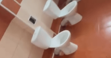 В туалете лицея на Киевщине установили камеру: директор говорит о первоапрельской шутке (видео)