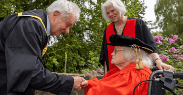 Британка, яка кинула аспірантуру заради сім'ї, отримала докторський ступінь у 98 років (фото)