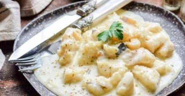 Минтай, тушкований у молочно-часниковому соусі: рецепт апетитної страви до вечері