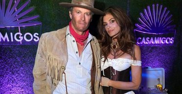 Сінді Кроуфорд поділилася новорічним роликом з чоловіком (відео)