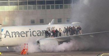 Пассажиры спаслись на крыле: самолет загорелся в аэропорту Денвера (видео)