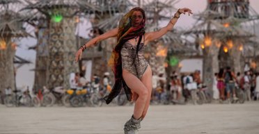 Не здогадувалася про вагітність: жінка "спонтанно" народила дитину на фестивалі Burning Man