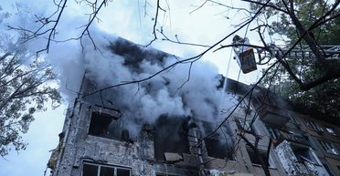 Несут цветы и игрушки: киевляне чтят погибшую во время российской атаки 12-летнюю девочку