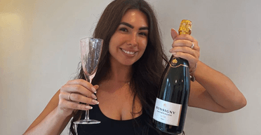 Жінка спробувала "найкраще у світі шампанське": скільки воно коштує і де вона його купила