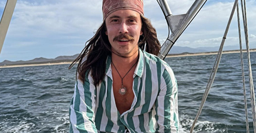 "Гребу уже 31-й день": школьный учитель оказался один посреди Тихого океана (видео)