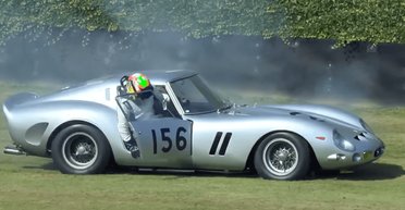 Легендарный Ferrari за $70 миллионов загорелся на автошоу (видео)