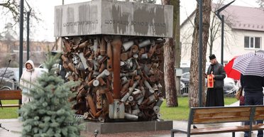 Зародився з осколка снаряда біля ліжка дитини: в Ірпені відкрили монумент "Воля" (фото)