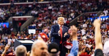 "Тысяча Трампа": президент США обещает раздать американцам до $1 000 и более