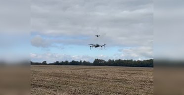 Переносит FPV-дроны в тыл РФ: показали новый украинский БПЛА (видео)