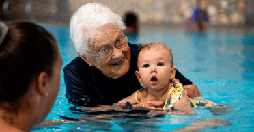 "Продовжуватиму": 102-річна інструкторка з плавання поділилася секретом довголіття (фото)