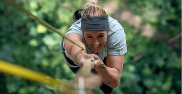 Знадобилося всього 18 хвилин: француженка по канату піднялася на Ейфелеву вежу (відео)