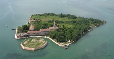 "Остров смерти" в Италии планируют превратить в парк отдыха для местных (фото)