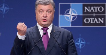 Прихлопни врага Конституцией. Зачем Порошенко хочет закрепить в Основном законе стремление Украины в НАТО