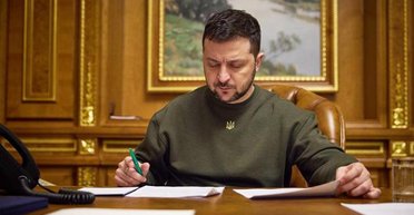 Заберут имущество и награды: все, что известно о санкциях против Порошенко, Коломойского и других