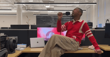 Мужчина показал "необычный" способ использовать рабочий стол в офисе: это заинтересовало сеть