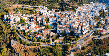 У невеличкому містечку людям офіційно заборонили помирати: на цвинтарі закінчились місця (фото)