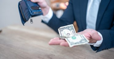 Популярная наличка: нужно ли хранить деньги "под подушкой"