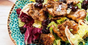 Теплий салат із яловичиною та вишнями: рецепт страви з незвичайним смаком