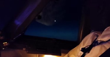 Гражданские пилоты сняли на камеру "танец" НЛО в небе (видео)