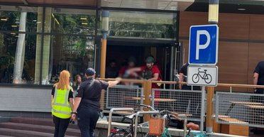 Стрельба в Черкассах: из McDonald's вынесли раненого мужчину (видео)