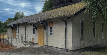 Дівчина забралася в покинутий будинок у лісі, який виявився не просто житлом (відео)