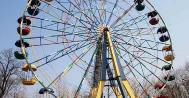 Невчасно вимкнули світло: в Івано-Франківську на оглядовому колесі застрягли люди (відео)