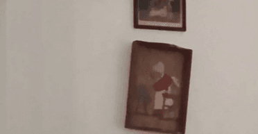 Туристи кричать: дівчина показала будинок із "привидами", у якому рухається картина (відео)