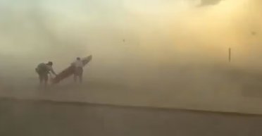 Смерч посреди пляжа: туристы убегали в ужасе, когда "дьявольская буря" обрушилась на Испанию (видео)