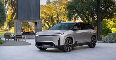 Изменился до неузнаваемости и стал электрокаром: дебютировал новый Toyota Highlander (видео)