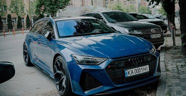 Семейная ракета: в Киеве заметили 630-сильный заряженный универсал Audi (фото)