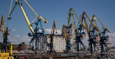 Вивезти награбоване: росіяни поглиблюють дно морського порту у Маріуполі (відео)