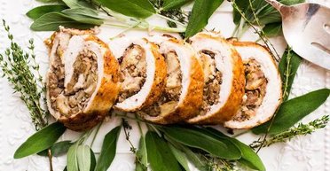 Незабутній смак свята: новорічний рулет з індички з грибами та сиром