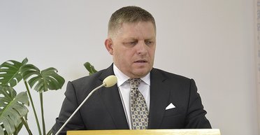 Кровотечение в брюшной полости: Фицо после покушения все еще в операционной, — СМИ (видео)