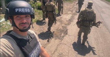 На сході України під обстріл потрапила знімальна група Die Welt: є постраждалі (відео)