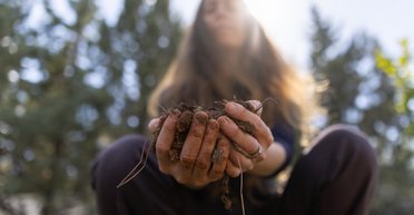 Їжте землю: у ТікТок завірусився дивний тренд для боротьби зі старінням (відео)